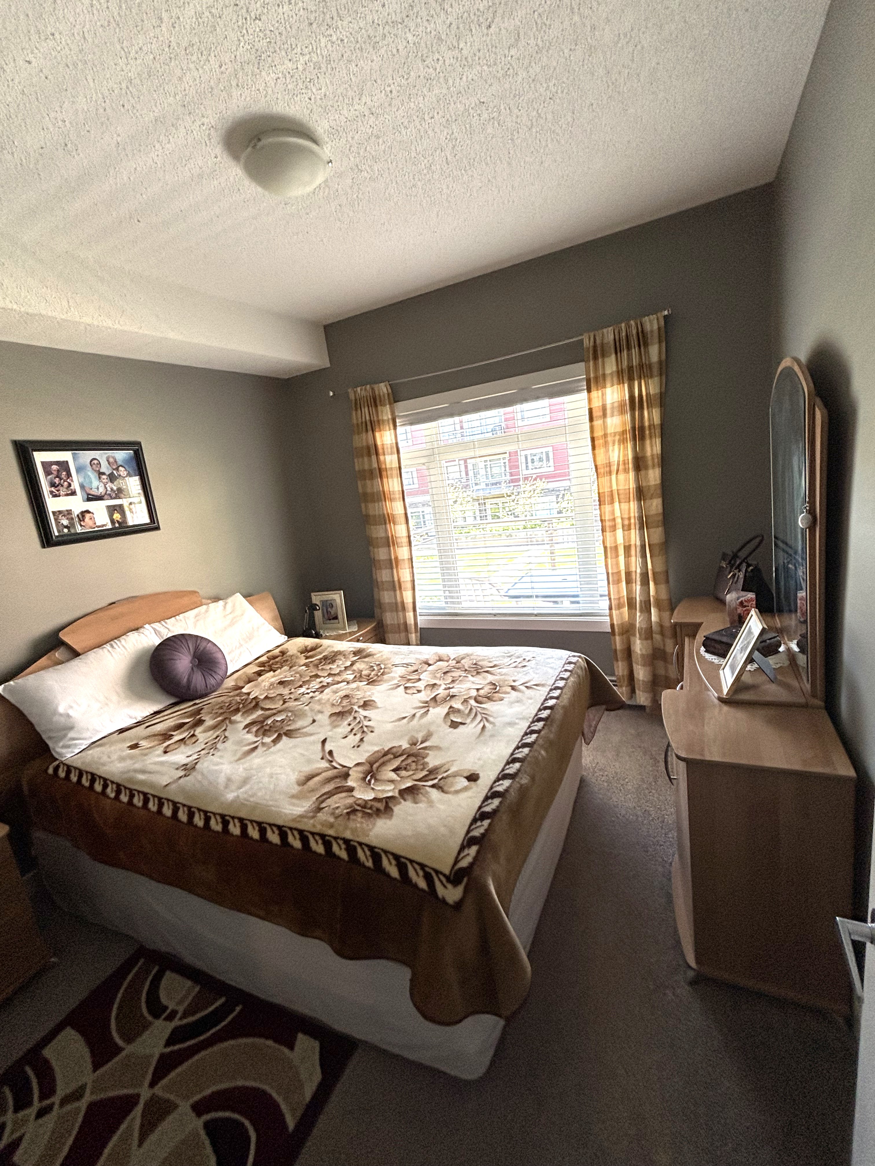 2 bedroom Condo, Quiet west facing, Courtyard view