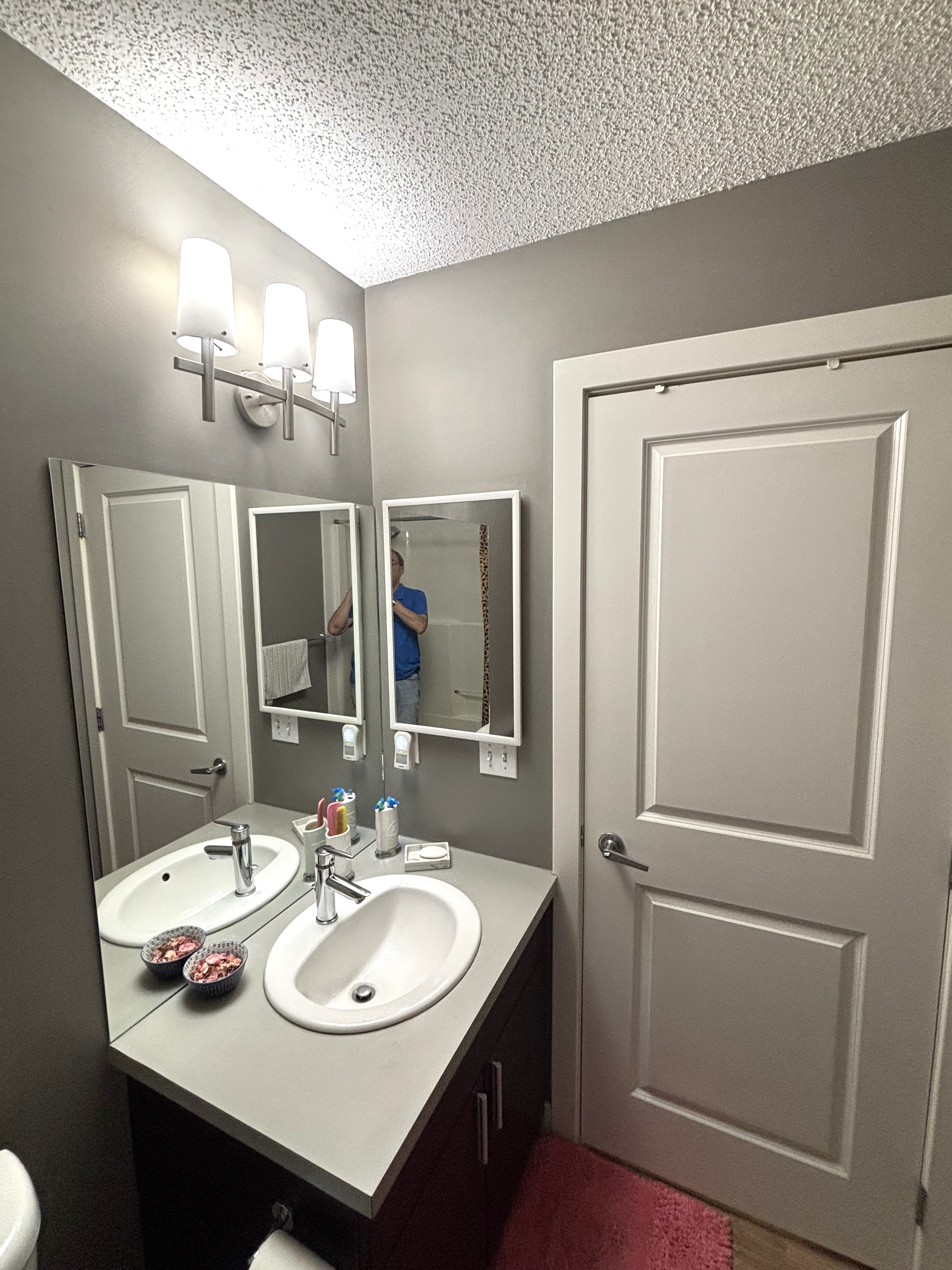 2 bedroom Condo, Quiet west facing, Courtyard view