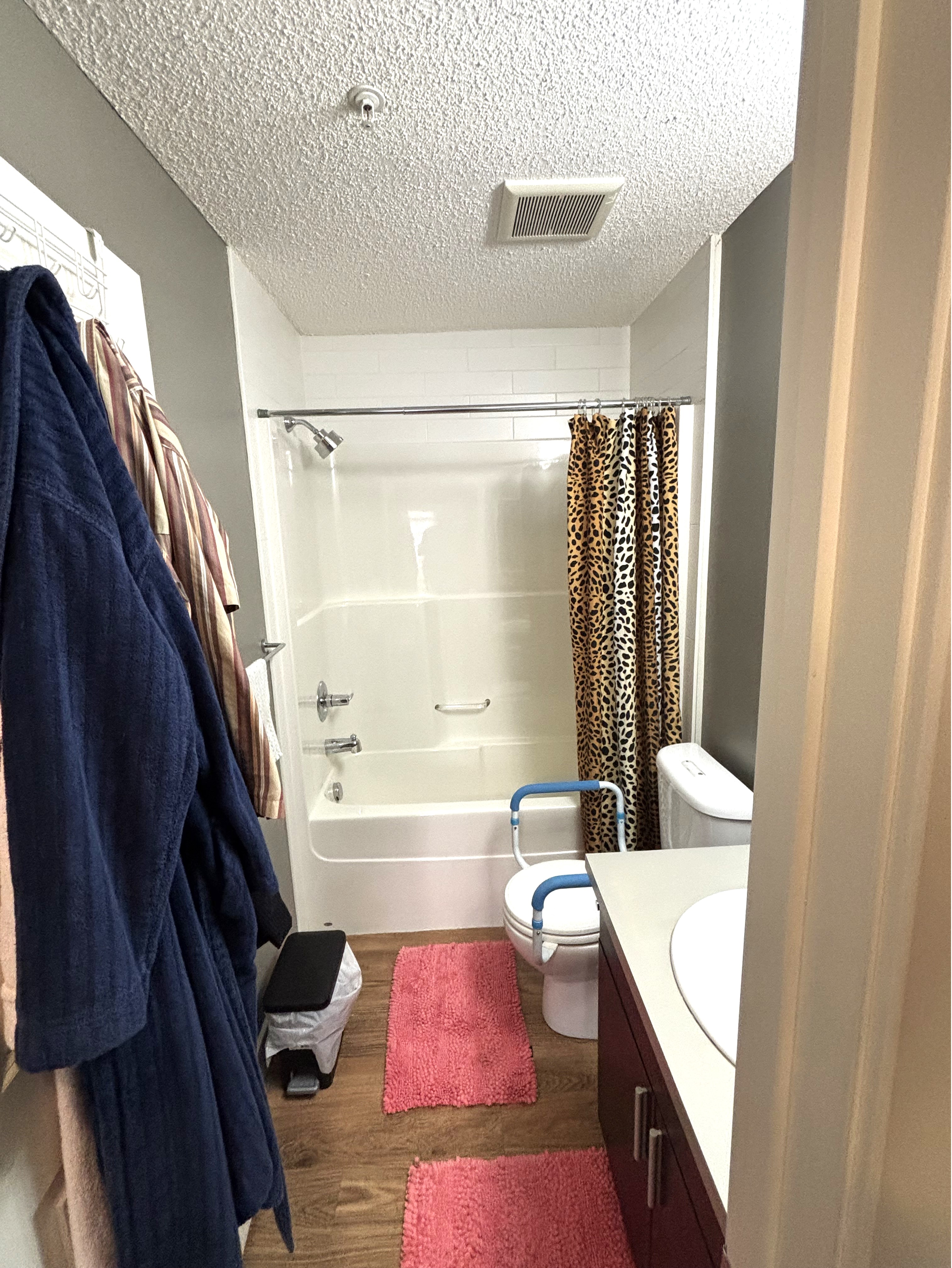 2 bedroom Condo, Quiet west facing, Courtyard view
