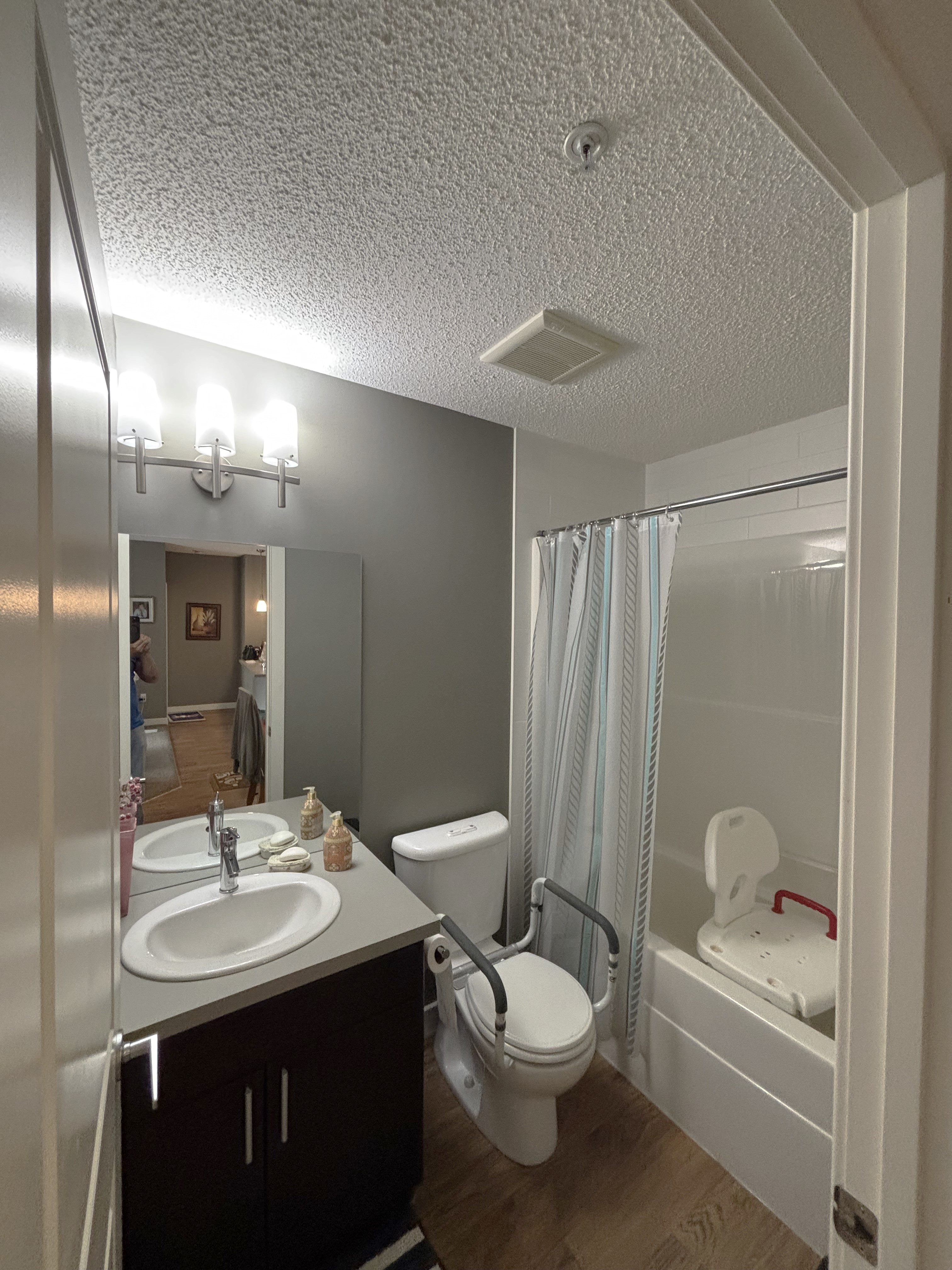 2 bedroom Condo, Quiet west facing, Courtyard view