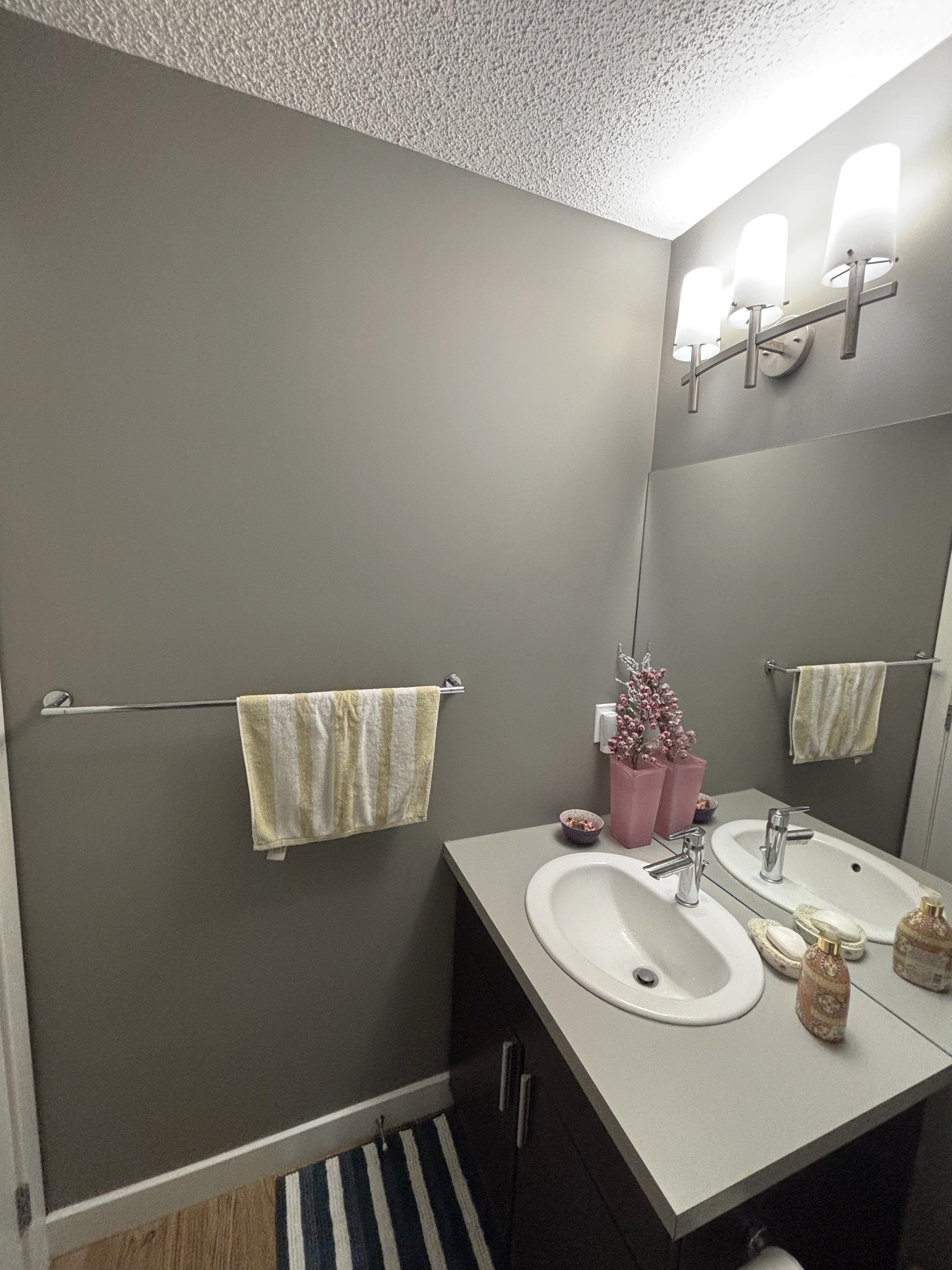 2 bedroom Condo, Quiet west facing, Courtyard view