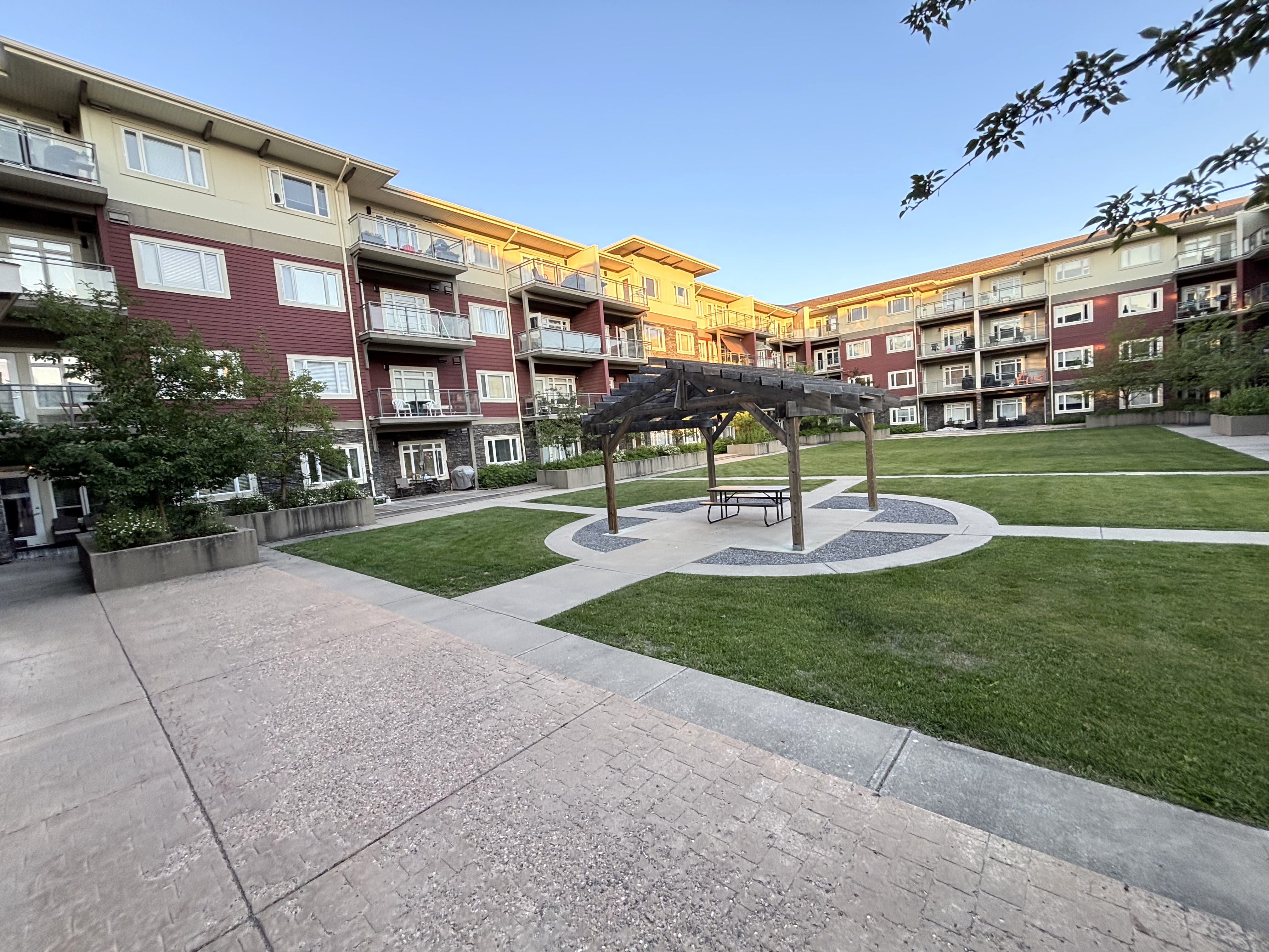 2 bedroom Condo, Quiet west facing, Courtyard view