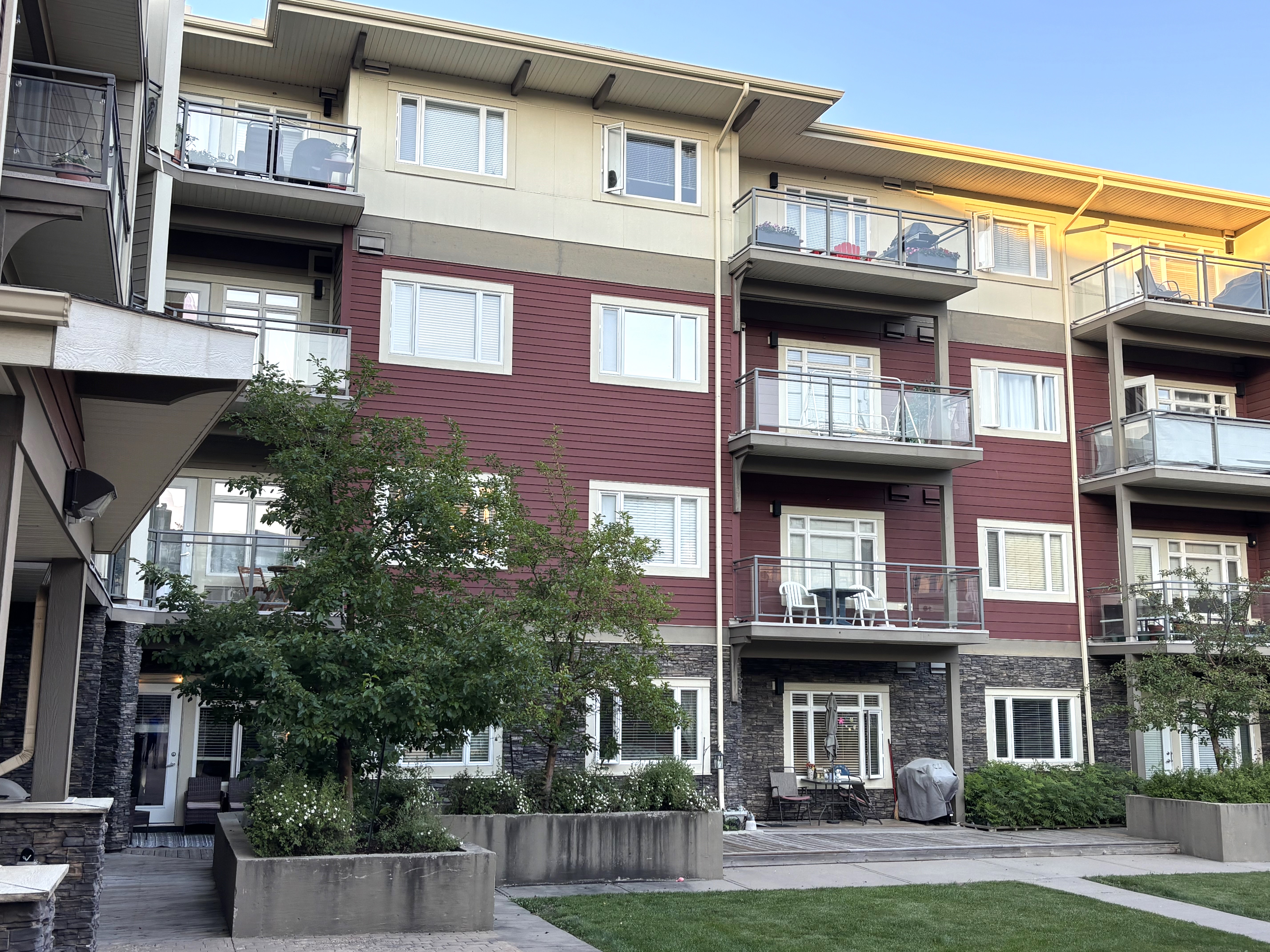 2 bedroom Condo, Quiet west facing, Courtyard view