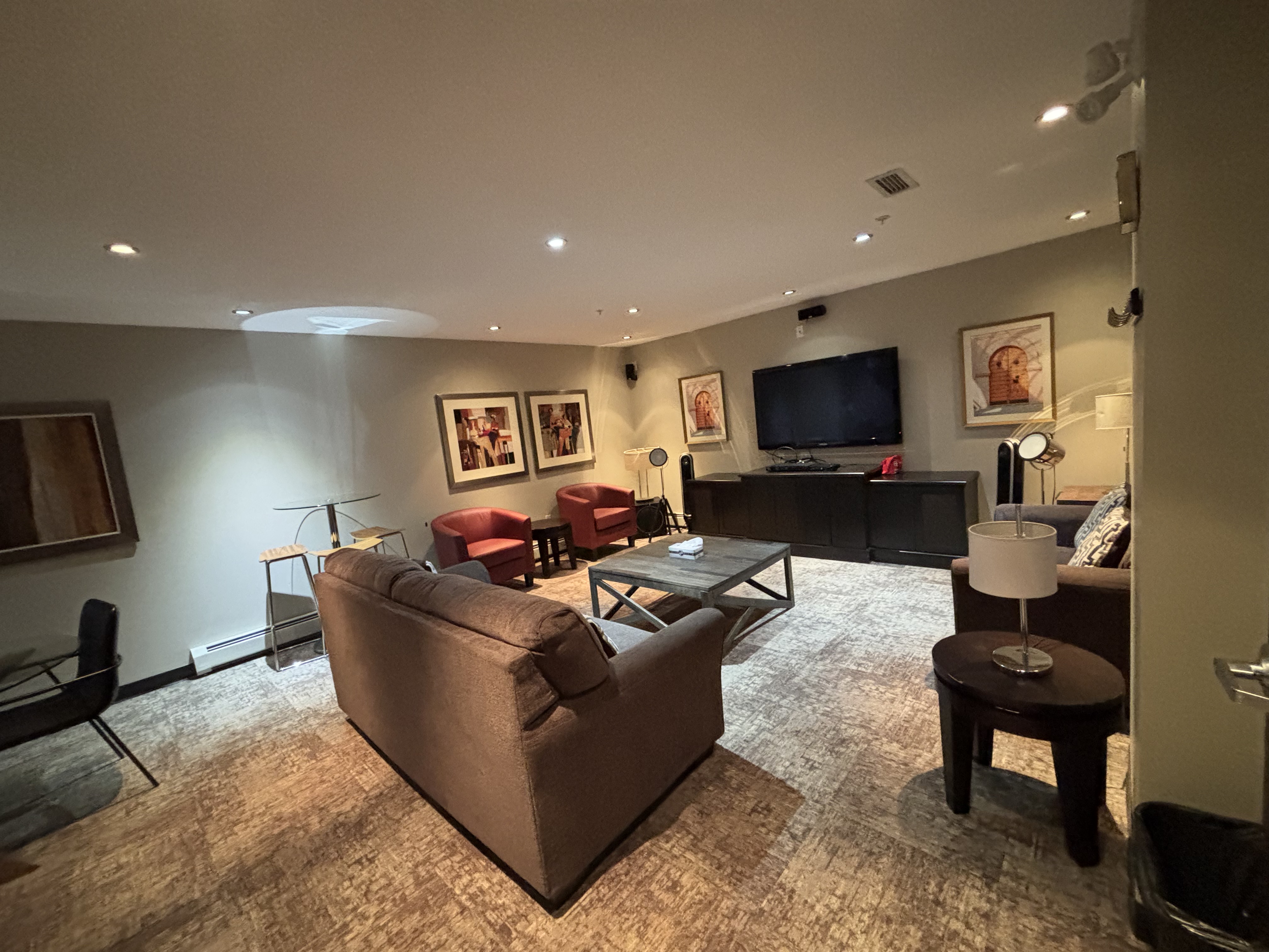 2 bedroom Condo, Quiet west facing, Courtyard view