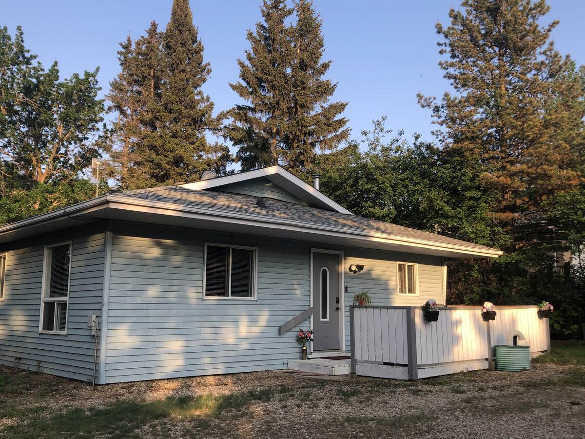House / Detached House / Waterfront Property For Sale in South Cooking Lake, AB - 2 bed, 1 bath