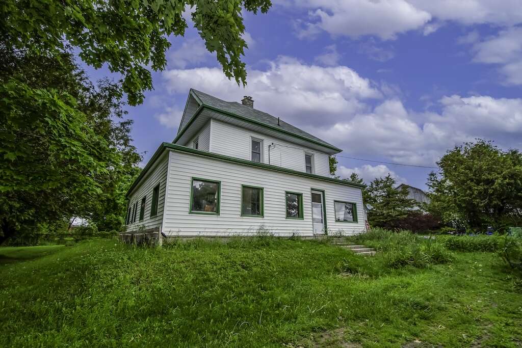 Country Living 10 minutes north of Lindsay