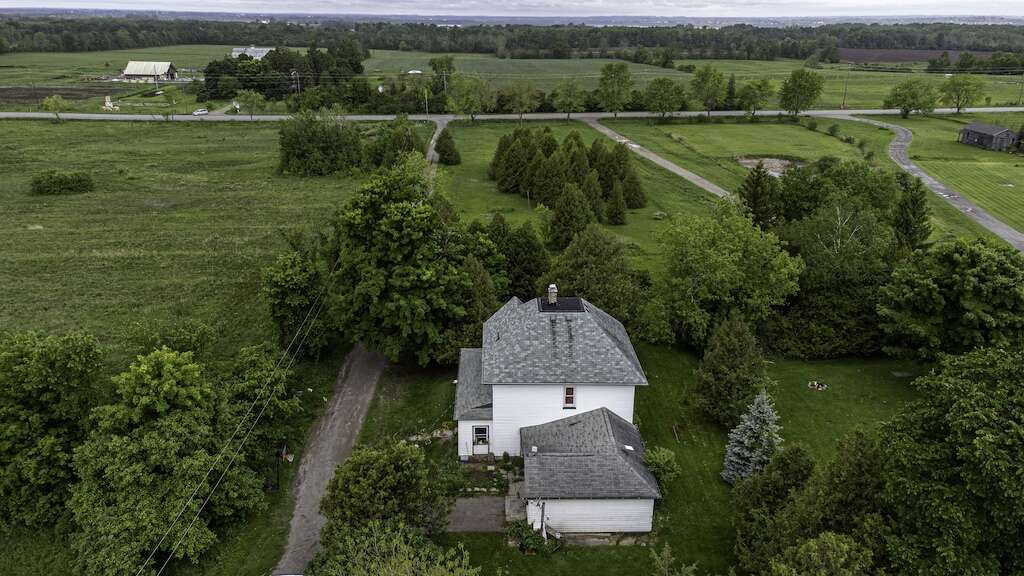 Country Living 10 minutes north of Lindsay