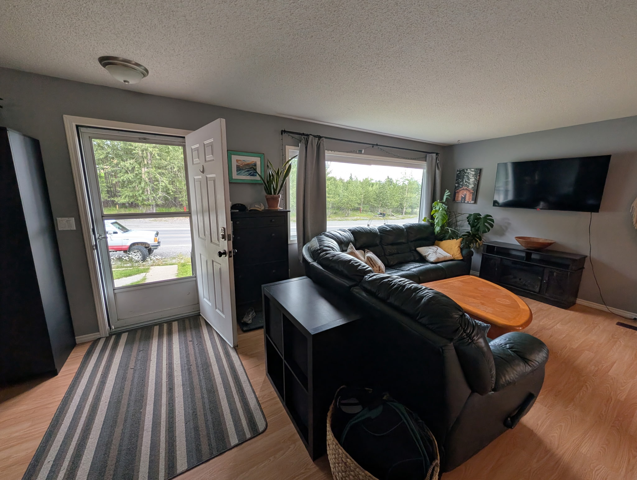Townsite Home w/ Suite, Hot Tub & Big Yard