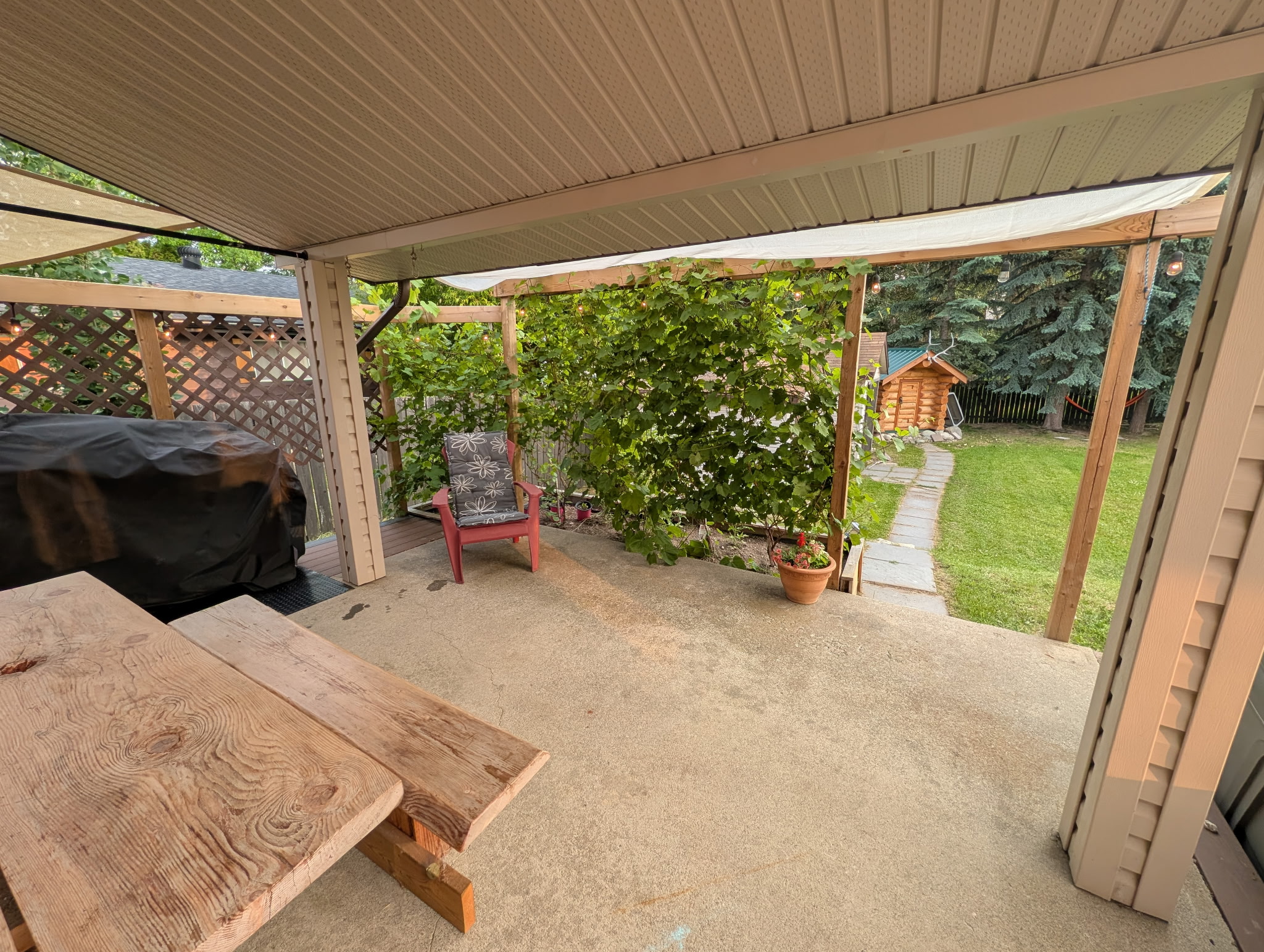 Townsite Home w/ Suite, Hot Tub & Big Yard