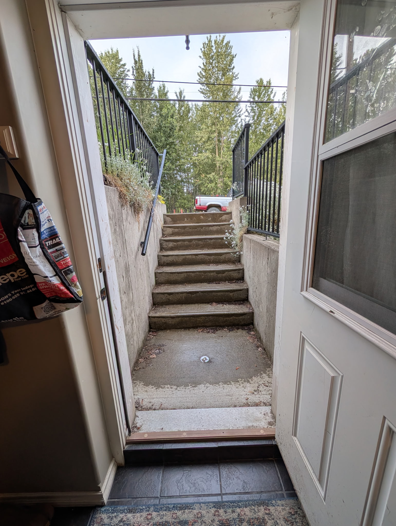 Townsite Home w/ Suite, Hot Tub & Big Yard