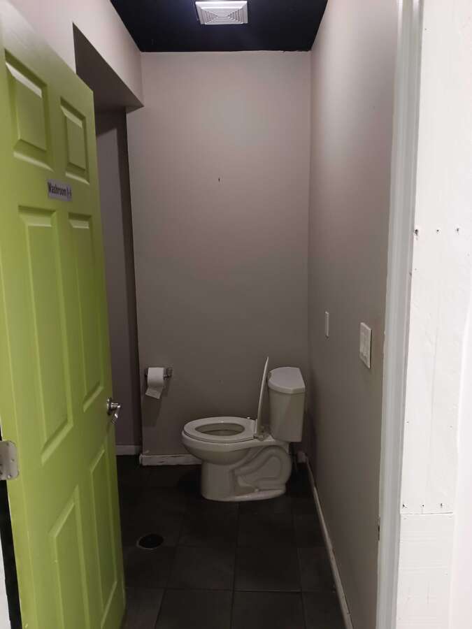 1305 Toilet 2