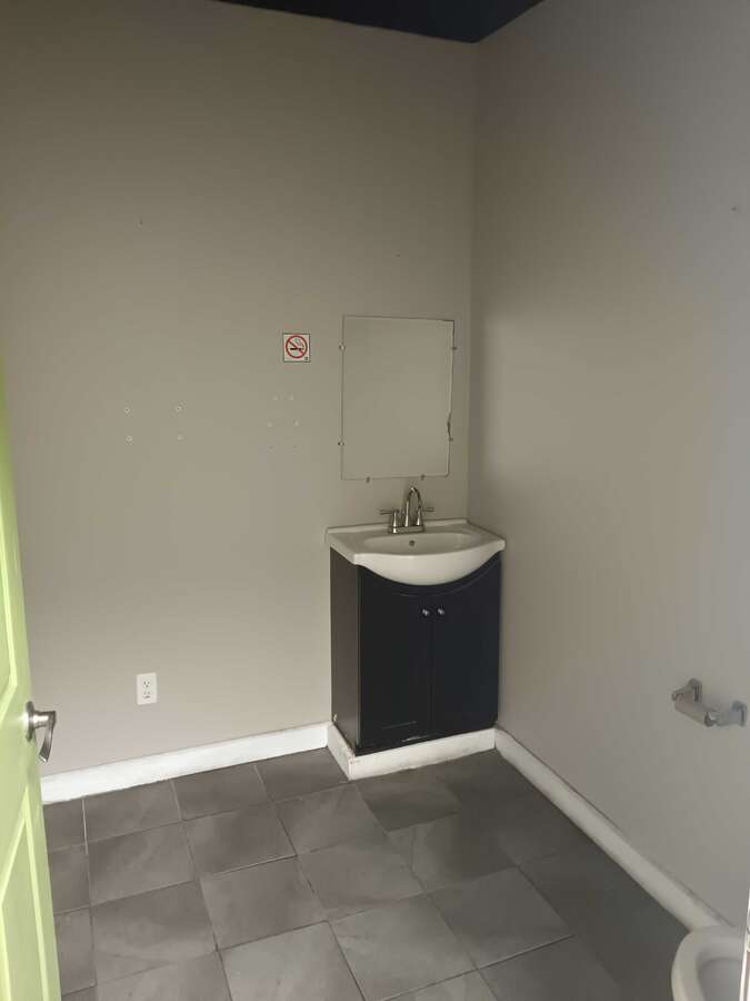 1305 Toilet 1