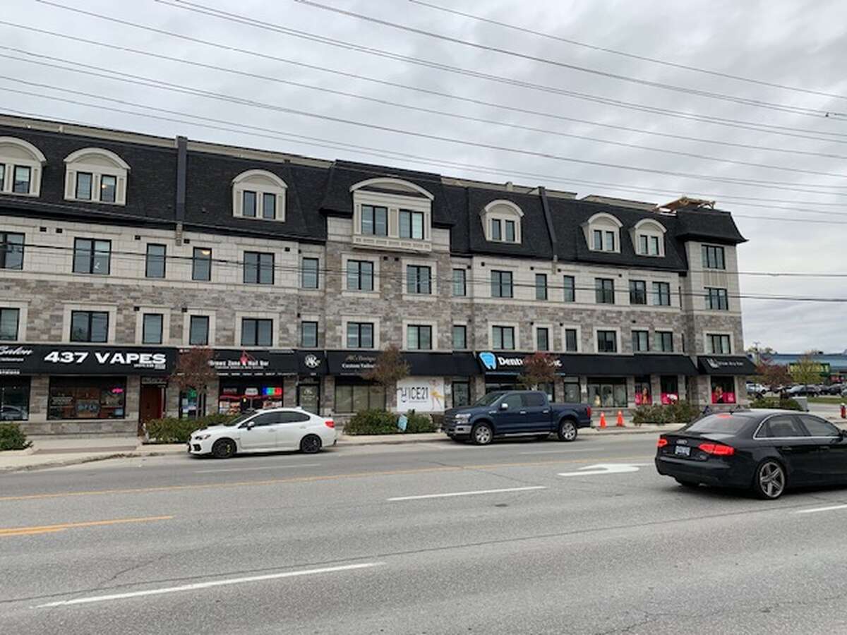 Commercial Space / Townhouse For Lease in Mississauga, Ontario - 0 bdrm, 1 bath (553 Lakeshore Rd E)