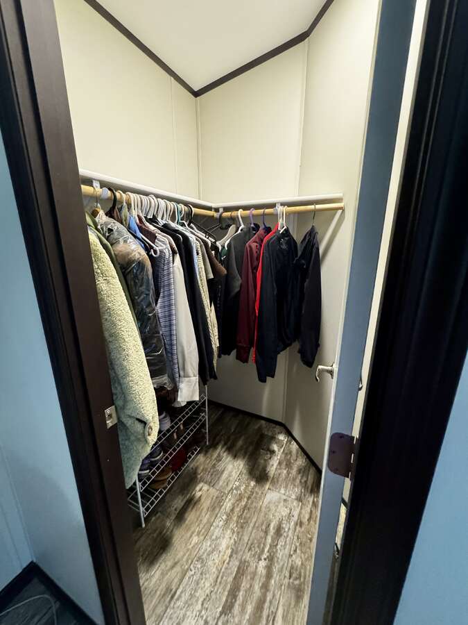 2 largr spacious closets in main room
