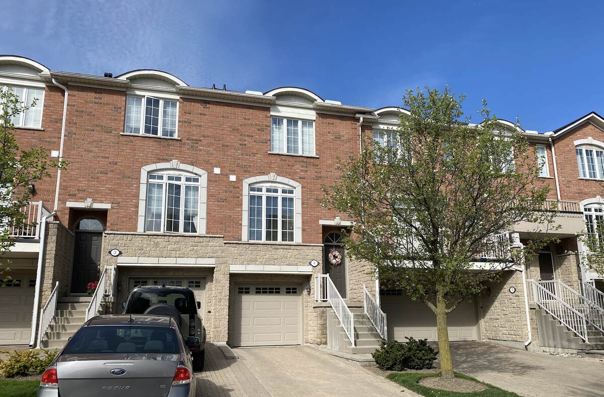 Townhouse / Condo For Sale in Oakville, ON - 2+1 bed, 3 bath