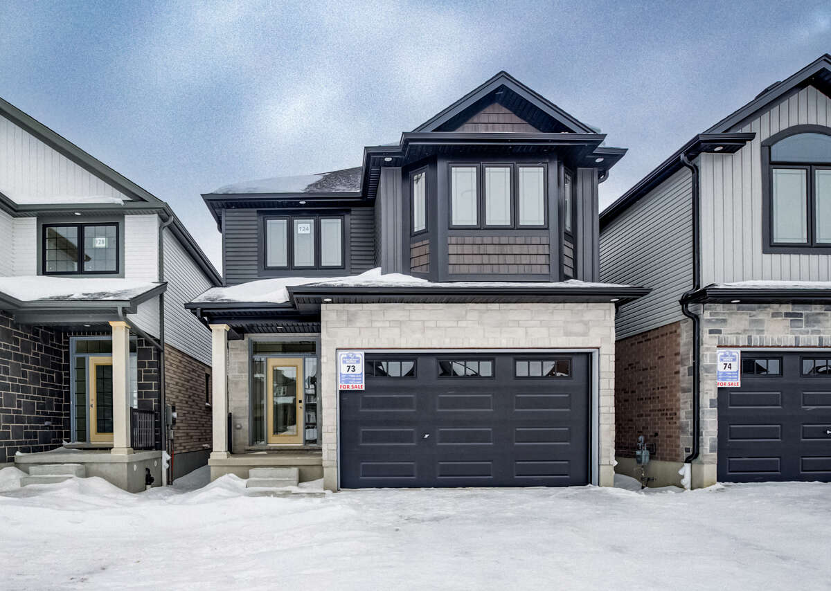 House / Detached House For Sale in Kitchener, Ontario - 4 bdrm, 2.5 bath (124 Grand Flats Trail)