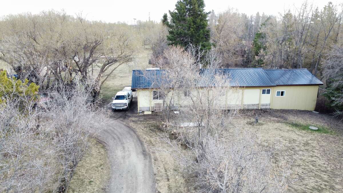 Mobile Home / Farm For Sale in Eckville, AB - 4 bed, 1 bath