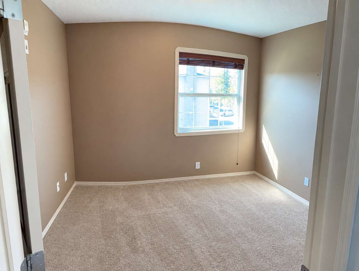 Bright, Top Floor Condo in Drayton Valley