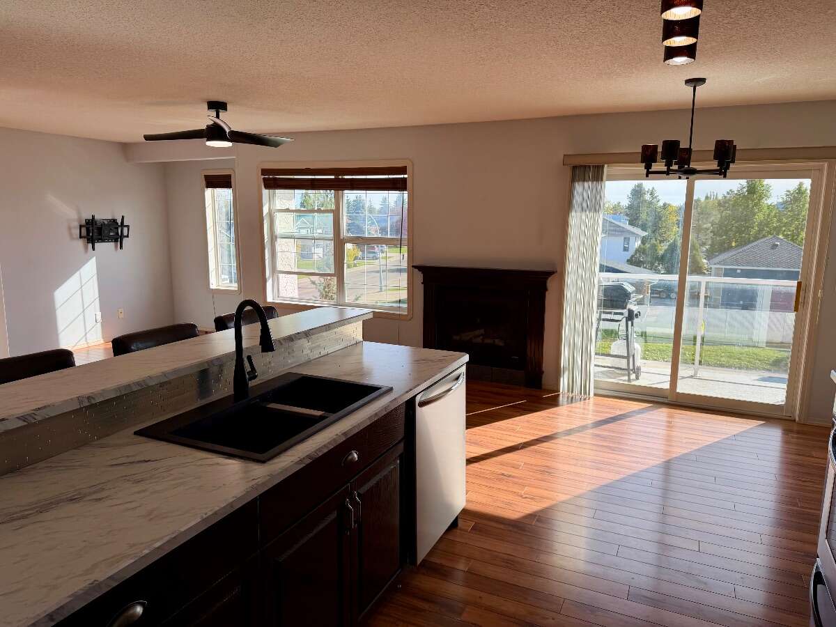 Bright, Top Floor Condo in Drayton Valley