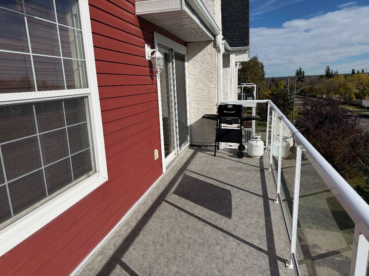 Bright, Top Floor Condo in Drayton Valley