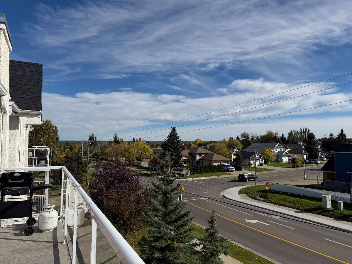 Bright, Top Floor Condo in Drayton Valley