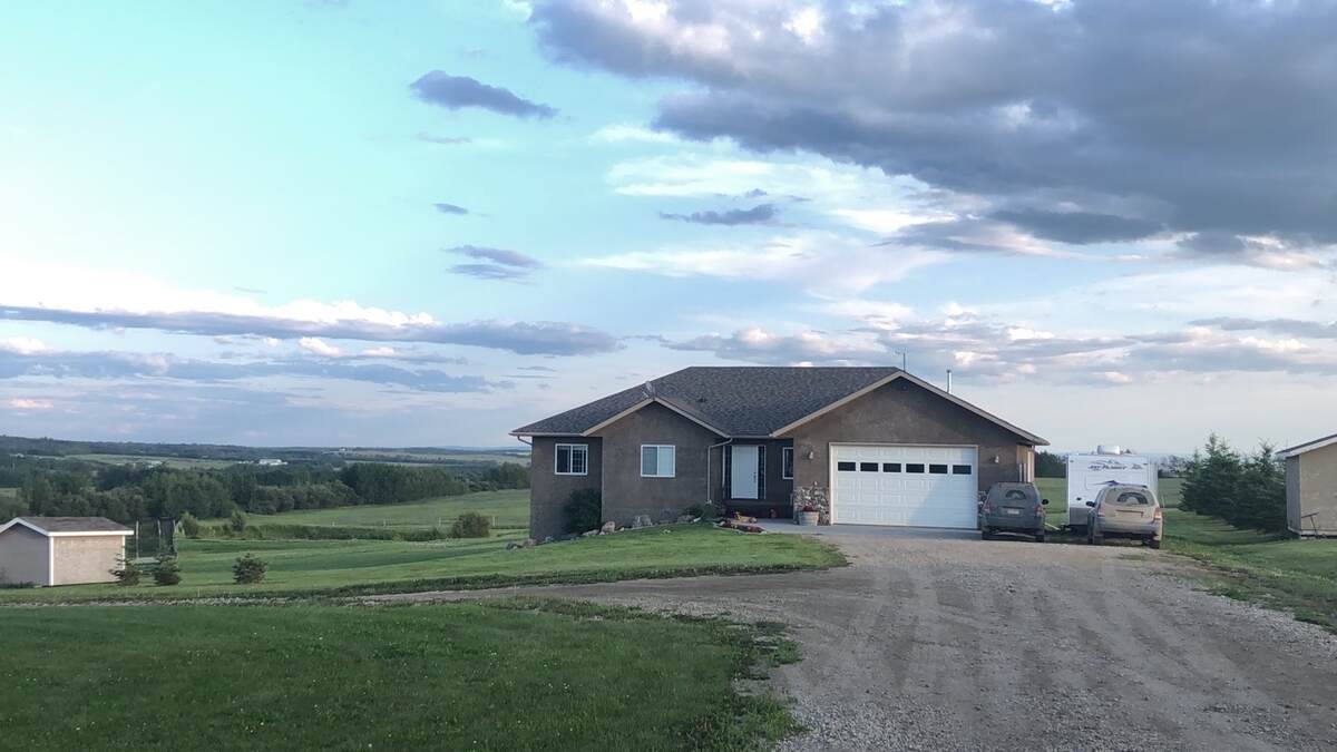 Acreage / House For Sale in County Of Grande Prairie No 1, AB - 5 bed, 3.5 bath