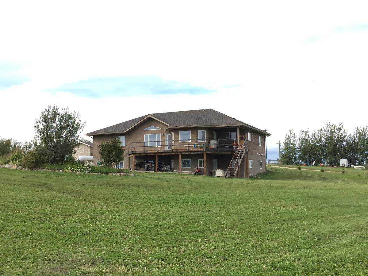 Acreage / House For Sale in County Of Grande Prairie No 1, AB - 5 bed, 3.5 bath