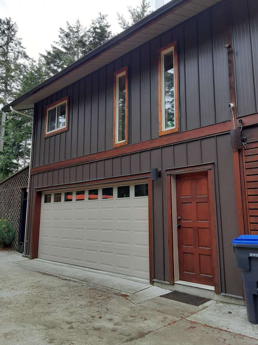 Garagen with EV Charger and Coach House