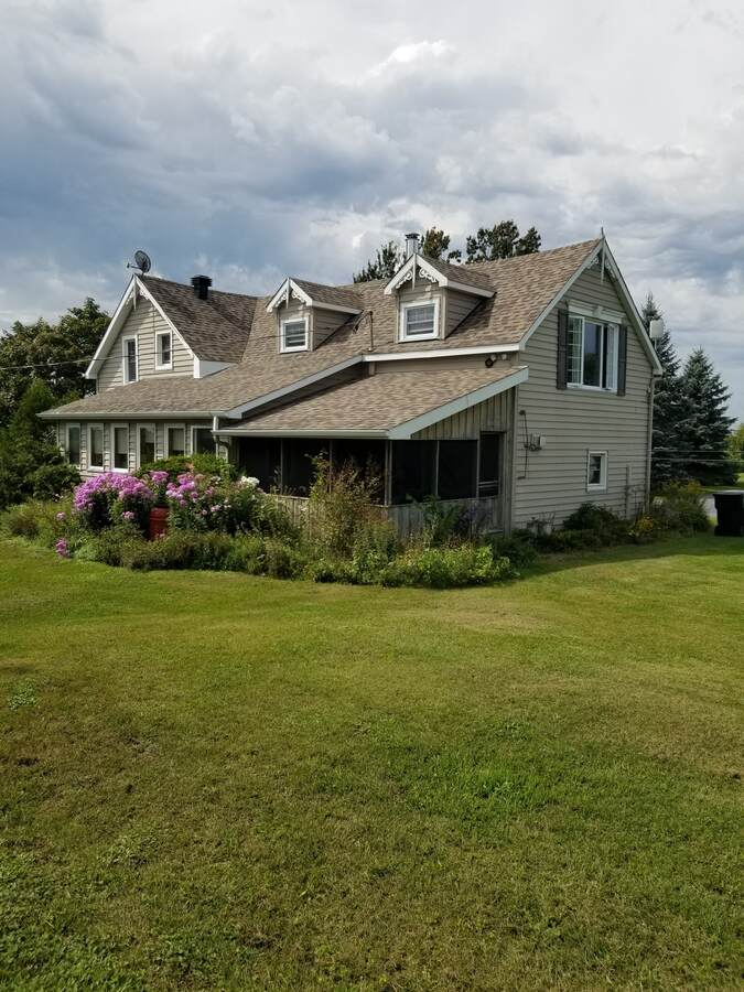 House / Acreage / Detached House / Farm / Ranch For Sale in Apple Hill, ON - 4 bed, 2 bath