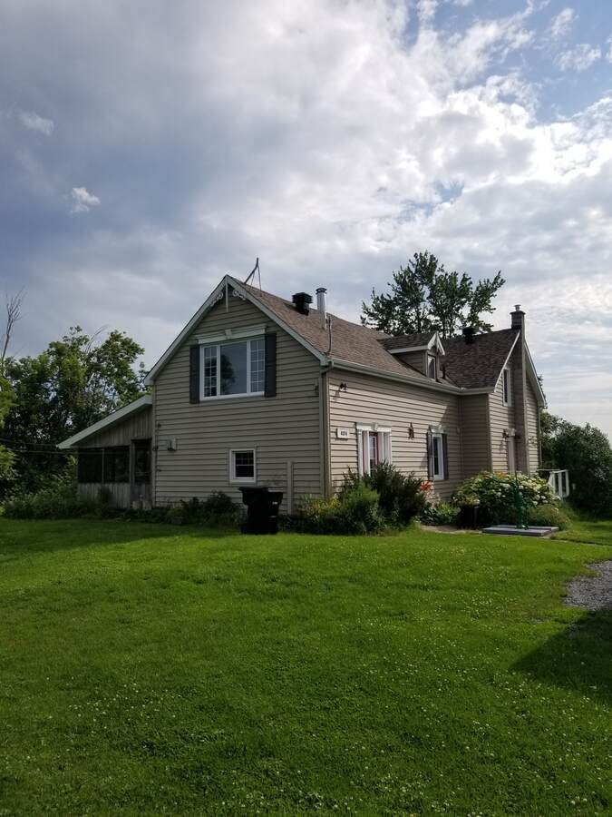 House / Acreage / Detached House / Farm / Ranch For Sale in Apple Hill, ON - 4 bed, 2 bath