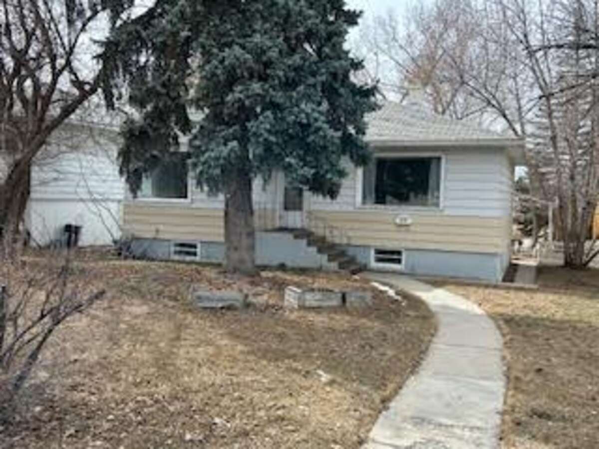 House For Sale in Calgary, AB - 4 bed, 2 bath