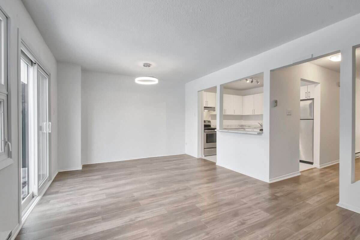 RENOVATED 3 Bedroom Townhome for Rent (Meadowvale)