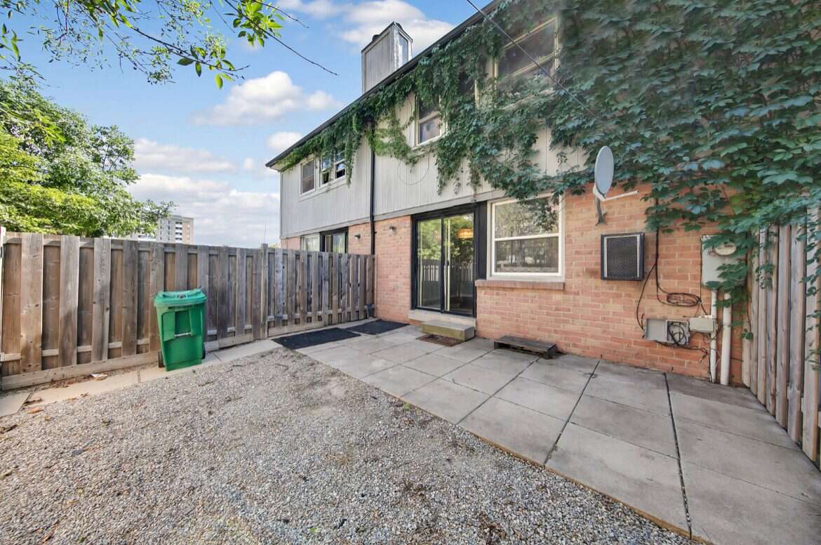 RENOVATED 3 Bedroom Townhome for Rent (Meadowvale)