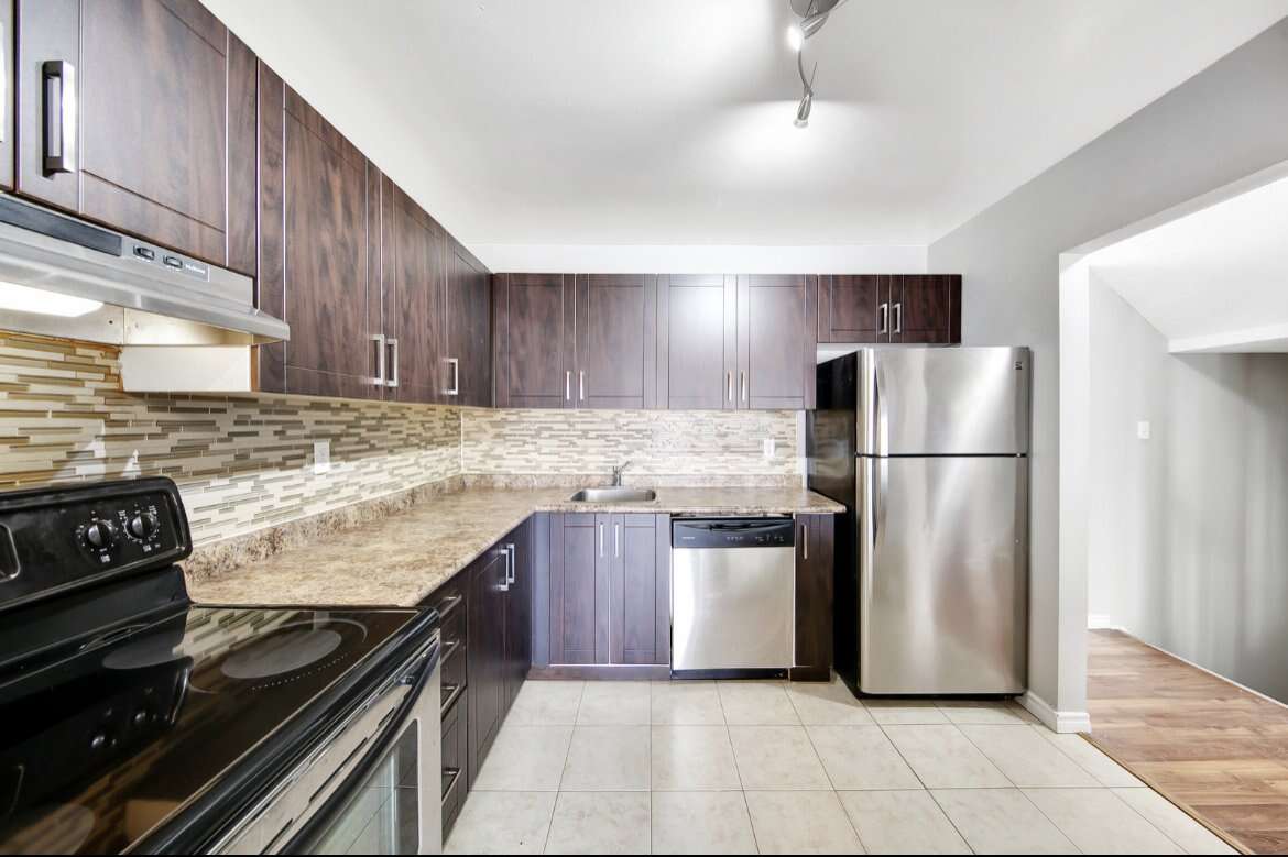 RENOVATED 3 Bedroom Townhome for Rent (Meadowvale)