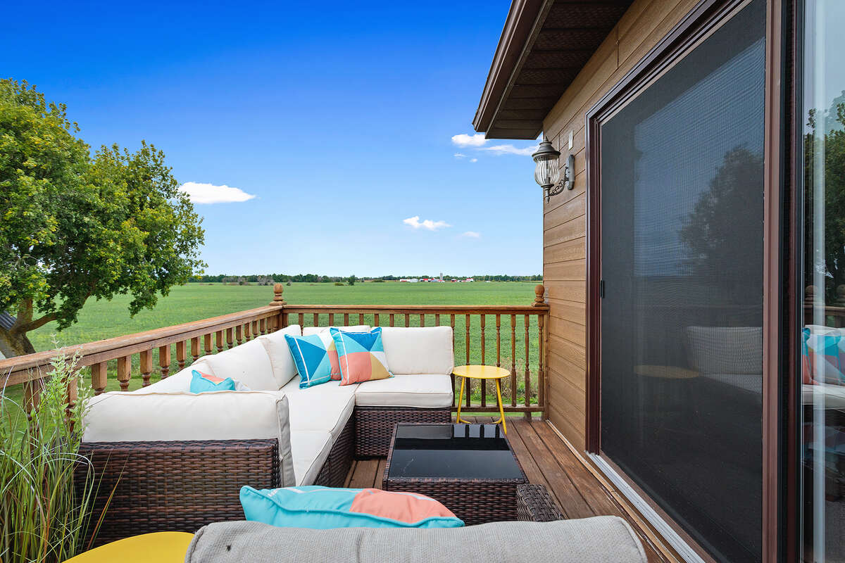 Upstairs master bedroom outdoor louge area