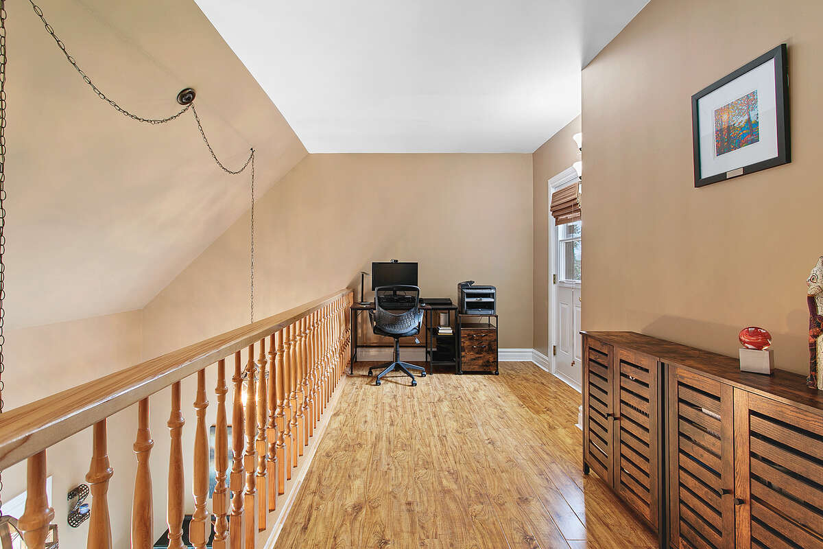 Home office (2nd floor loft)