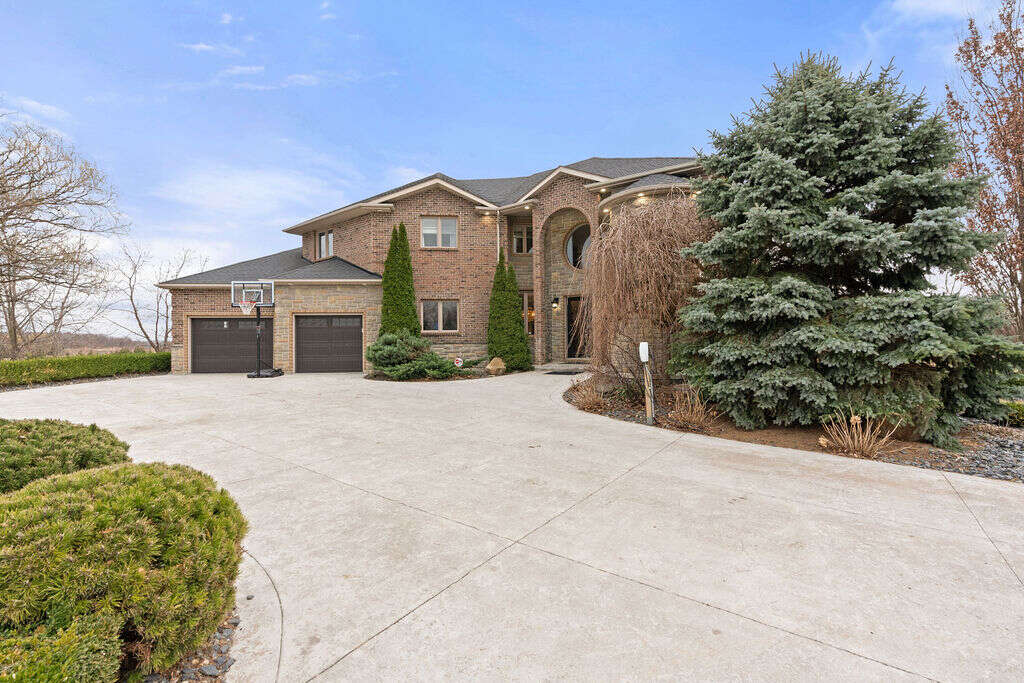 Luxury home 4056sqft - 4+3 Beds, 4 Full Baths