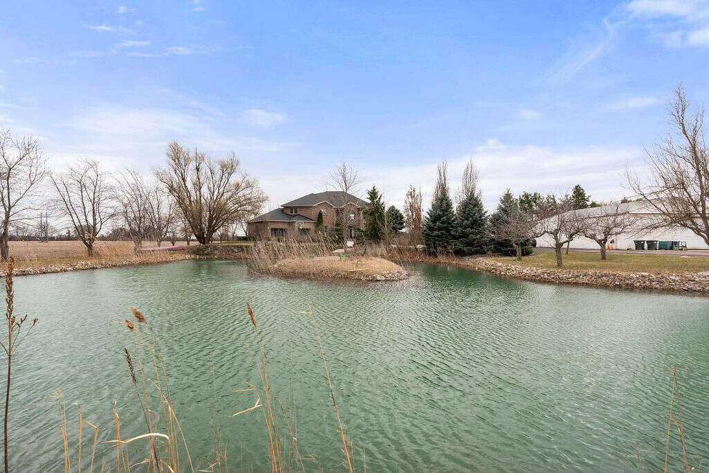 Luxury home 4056sqft - 4+3 Beds, 4 Full Baths
