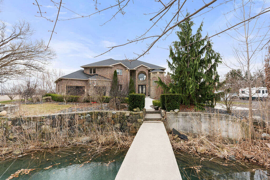 Luxury home 4056sqft - 4+3 Beds, 4 Full Baths
