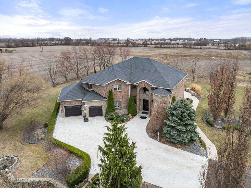 Luxury home 4056sqft - 4+3 Beds, 4 Full Baths