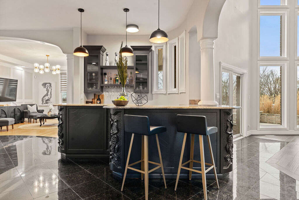 Luxury home 4056sqft - 4+3 Beds, 4 Full Baths