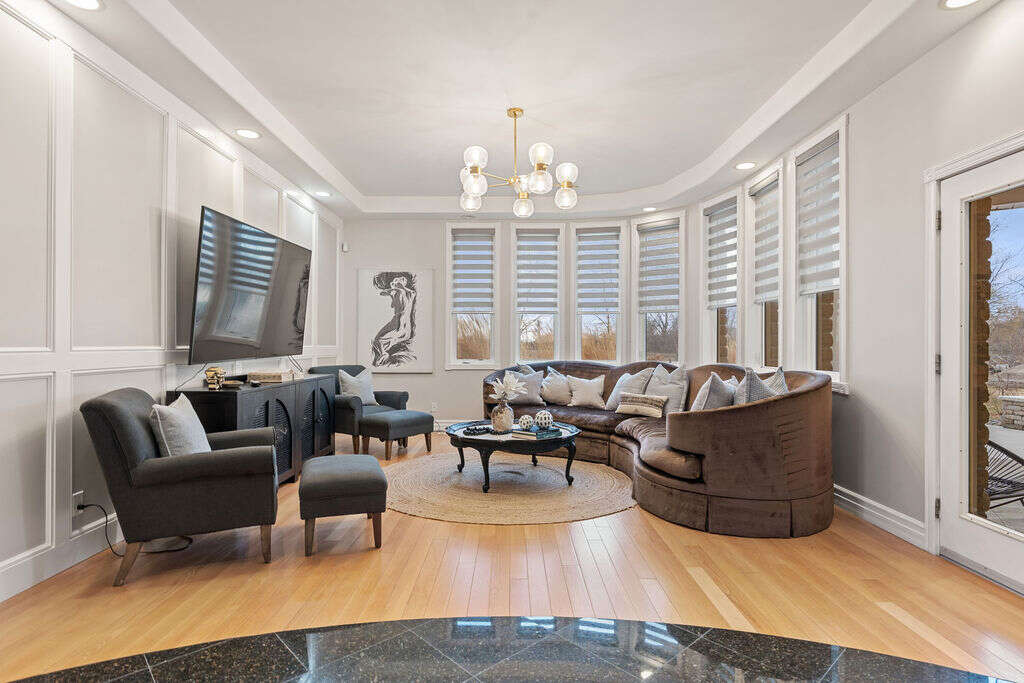 Luxury home 4056sqft - 4+3 Beds, 4 Full Baths