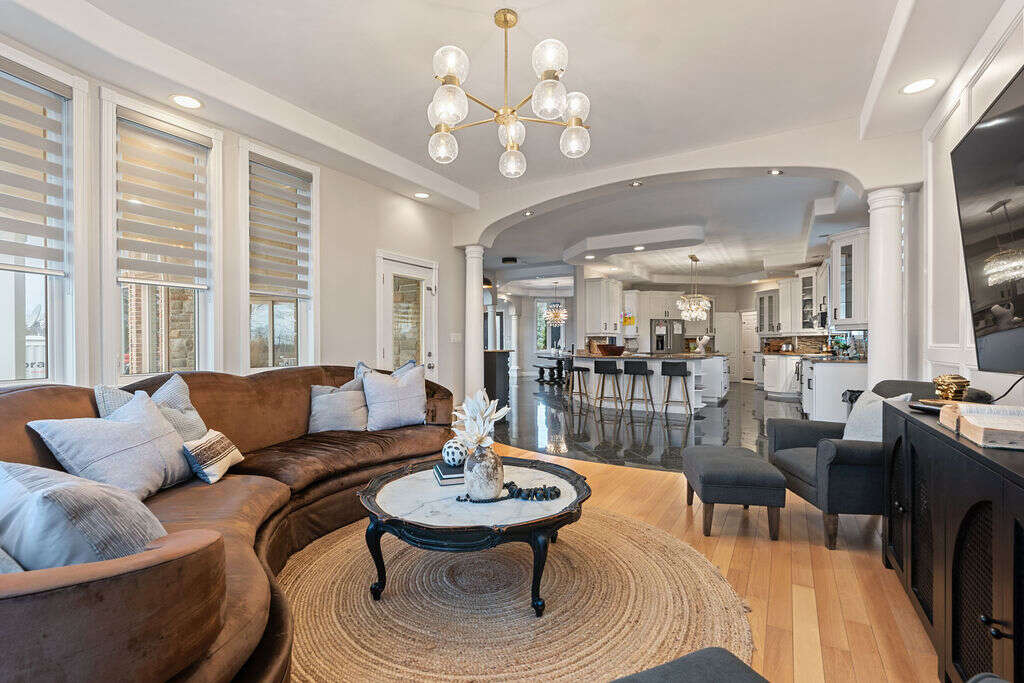 Luxury home 4056sqft - 4+3 Beds, 4 Full Baths