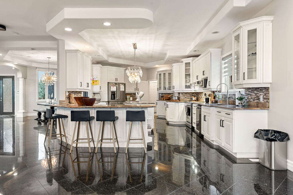 Luxury home 4056sqft - 4+3 Beds, 4 Full Baths
