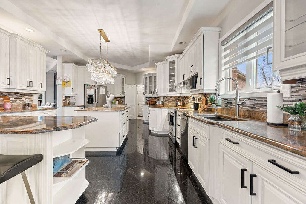 Luxury home 4056sqft - 4+3 Beds, 4 Full Baths
