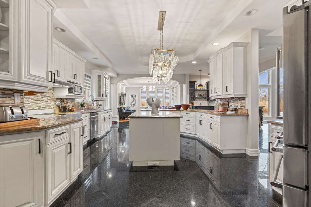 Luxury home 4056sqft - 4+3 Beds, 4 Full Baths