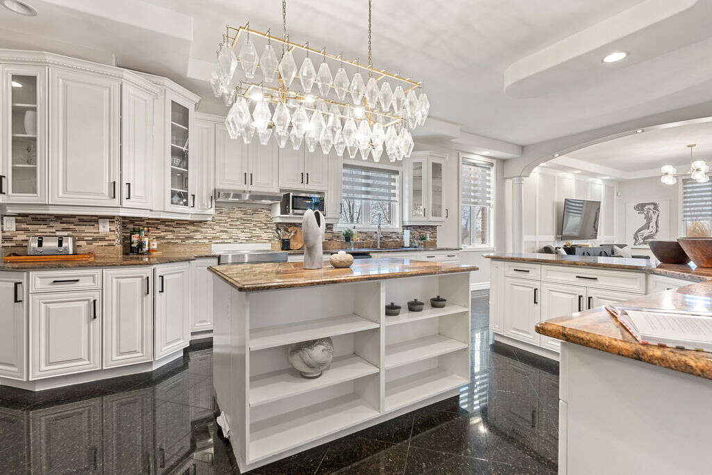 Luxury home 4056sqft - 4+3 Beds, 4 Full Baths