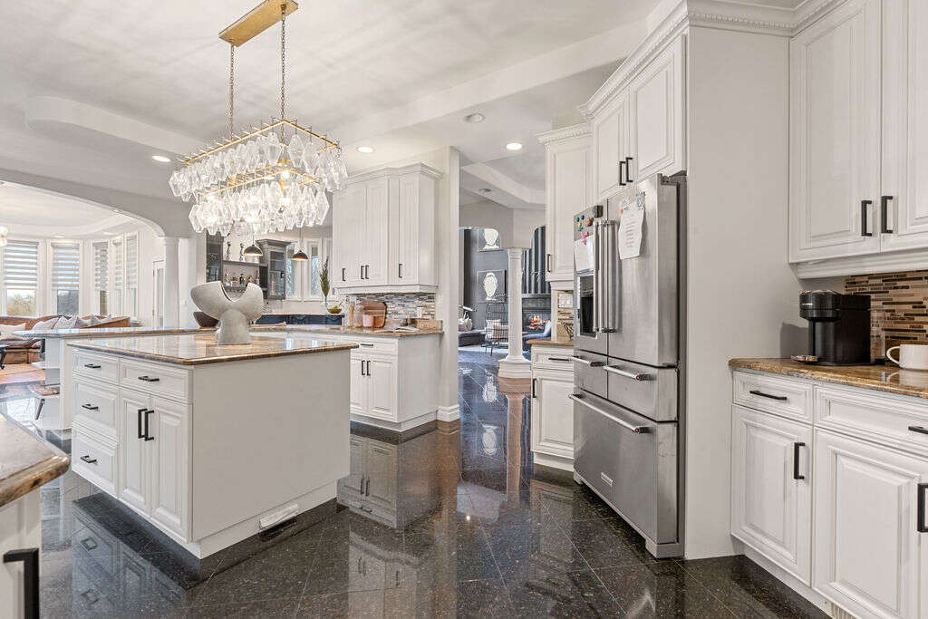 Luxury home 4056sqft - 4+3 Beds, 4 Full Baths