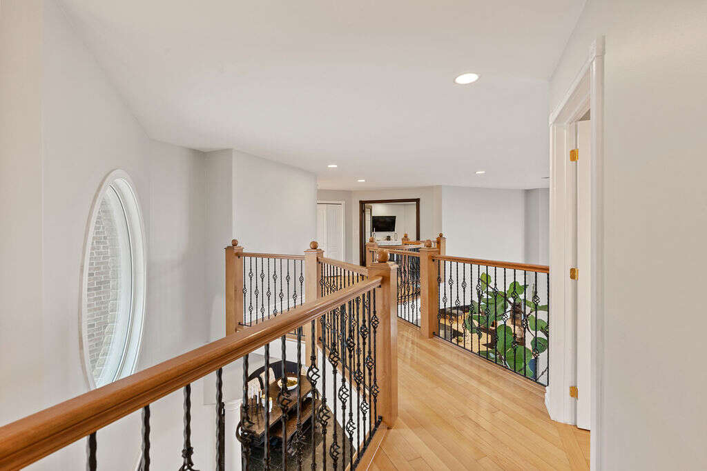 Luxury home 4056sqft - 4+3 Beds, 4 Full Baths