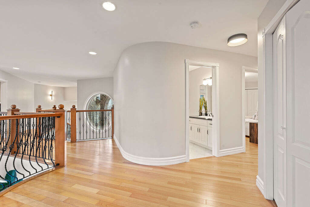 Luxury home 4056sqft - 4+3 Beds, 4 Full Baths